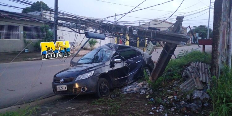 FUGIU: Motorista abandona veículo após derrubar poste de energia em Porto Velho