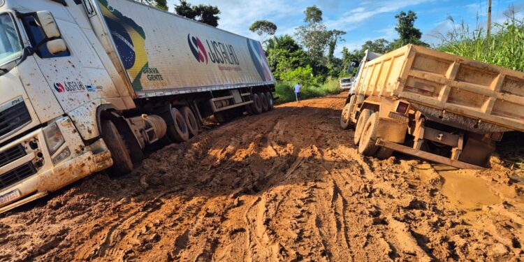 Presidente Alex Redano cobra patrolamento e encascalhamento urgente no Travessão B-65 em Ariquemes