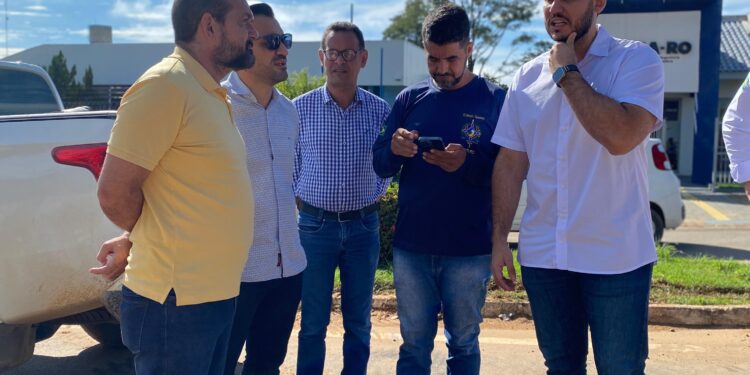 Laerte Gomes visita obras de recuperação de asfalto em ruas de Ji-Paraná
