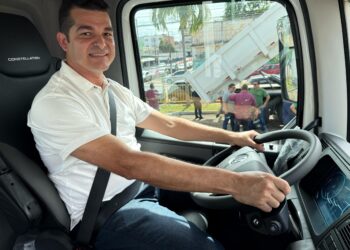 O vereador Adalto de Bandeirantes participou da entrega de 12 caminhões basculantes no prédio do Relógio