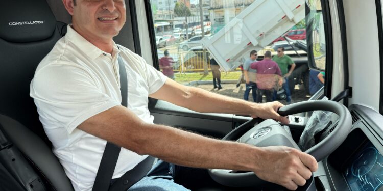 O vereador Adalto de Bandeirantes participou da entrega de 12 caminhões basculantes no prédio do Relógio