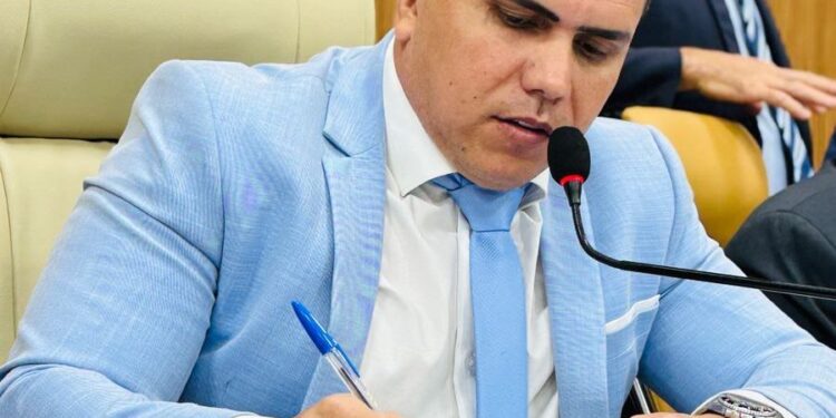 Vereador Edimilson Dourado solicita resgate de animais em comunidades ribeirinhas afetadas pela cheia do Rio Madeira