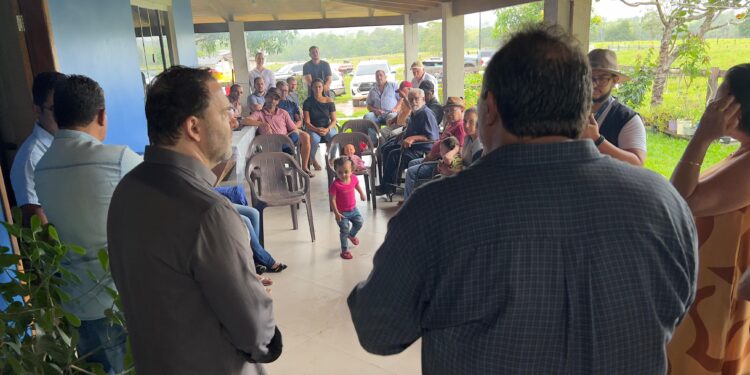 Presidente Alex Redano entrega implementos agrícolas em Theobroma