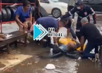 URGENTE: Motociclista cai com a perna quebrada dentro de poça em acidente no centro