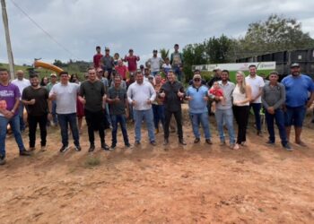 Presidente Alex Redano entrega implementos agrícolas para fortalecer a produção no distrito de Rio Branco