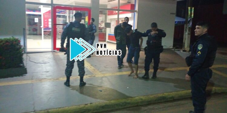 AÇÃO RÁPIDA: PM recebe denúncia e flagra dupla tentando furtar agência do Bradesco na zona leste