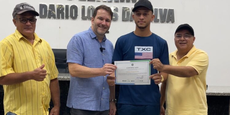 Presidente Alex Redano prestigia entrega de certificados em curso de drone em Alto Paraíso