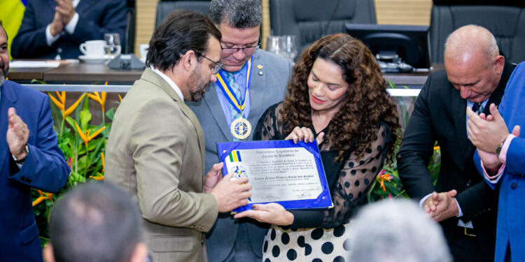 Deputado Ribeiro do Sinpol condecora governador Marcos Rocha com medalha de mérito cultural Amizael Gomes da Silva