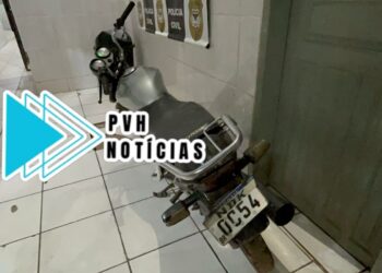 SAINDO DO MATO: Força Tática prende dupla saindo com moto roubada de matagal no centro