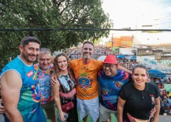 Banda do Vai Quem Quer: Prefeito Léo Morais participa da abertura e desfile do maior bloco de rua da região Norte do país