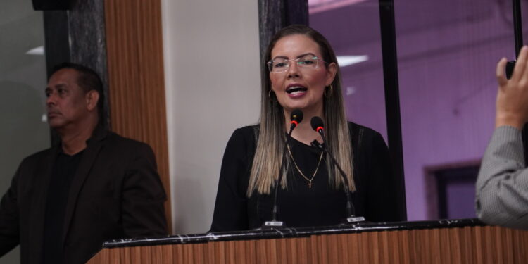 Sofia Andrade apresenta PL que garante direito dos pais à informação sobre atividades religiosas nas escolas municipais