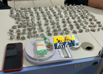 NO VIADUTO: BPTAR flagra passageiro de moto aplicativo com quase 200 porções de skunk