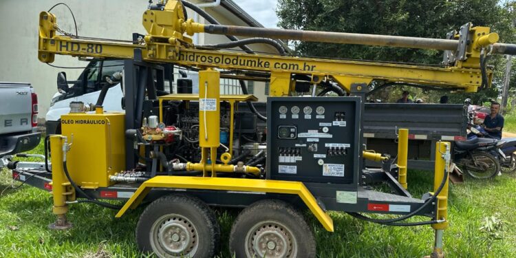 Deputado Alan Queiroz entrega sonda rotopneumática ao município de Monte Negro