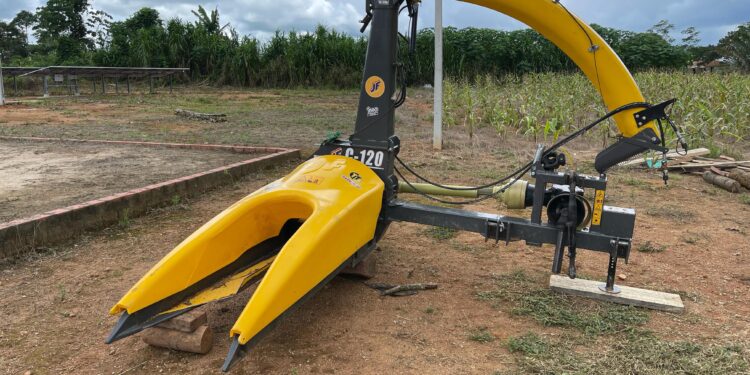 Deputado Alan Queiroz realiza entrega de ensiladeira ao município de Nova União