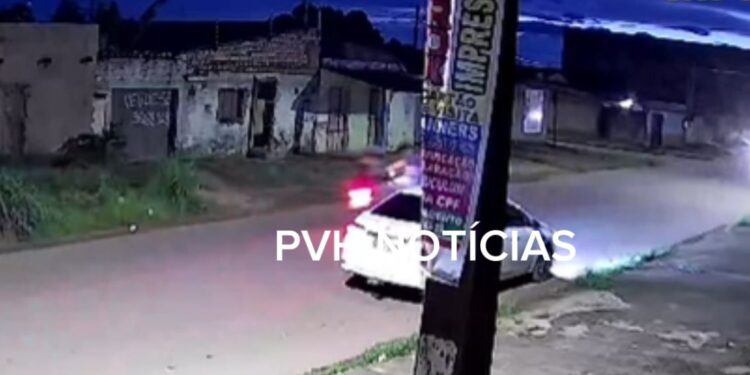 VÍDEO: Ciclista embriagado é atropelado  por moto na zona leste