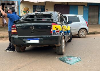 ATUALIZADA: Motorista embriagado é preso depois de destruir muro de casas e bater em carro na leste
