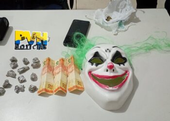 TRÁFICO: Adolescente é apreendido com drogas e máscara usada em crimes na zona sul