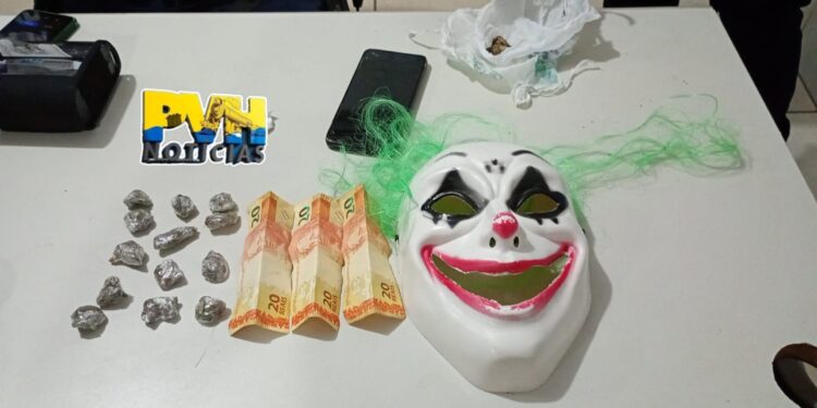 TRÁFICO: Adolescente é apreendido com drogas e máscara usada em crimes na zona sul