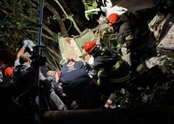 Avião de pequeno porte cai no litoral de SP e deixa pelo menos 1 morto