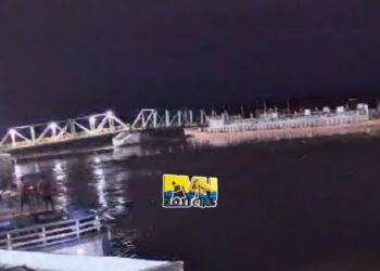 VÍDEO: Balsa se desprende e derruba porto que afunda no Rio Madeira