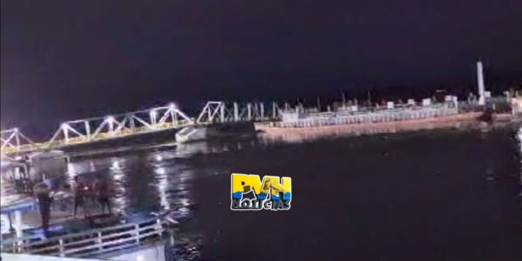 VÍDEO: Balsa se desprende e derruba porto que afunda no Rio Madeira