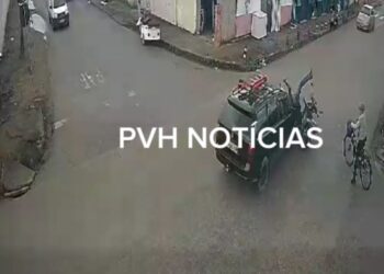 VÍDEO: Idoso em moto é atropelado por carro na zona sul