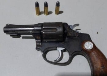 Homem é preso em Vilhena ao cair de telhado tentando fugir da polícia; ele havia ameaçado de morte a ex-esposa e a mãe dela