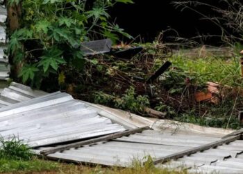 DISFARÇADO: Homem vestido de jogador é acusado de abusar de adolescente em comércio abandonado