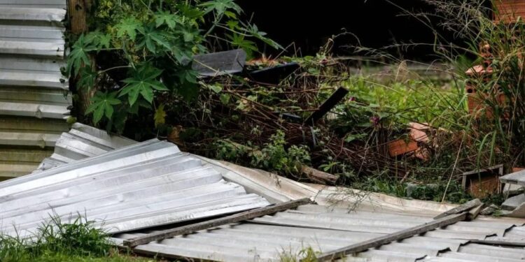 DISFARÇADO: Homem vestido de jogador é acusado de abusar de adolescente em comércio abandonado