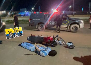 BPTAR PEGOU: Jovem empina moto, sobe calçadas, anda na contramão e é preso depois de cair durante perseguição