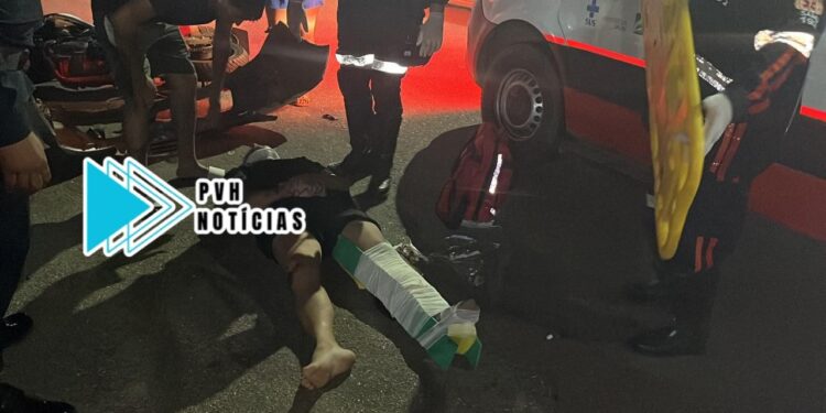 URGENTE: Motociclista quebra a perna em grave acidente no centro