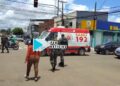 URGENTE: Pai e filho em moto são atropelados por carro em semáforo no centro