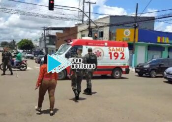 URGENTE: Pai e filho em moto são atropelados por carro em semáforo no centro