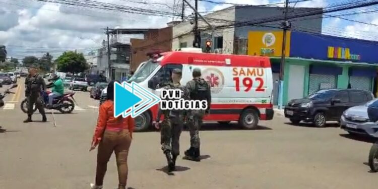 URGENTE: Pai e filho em moto são atropelados por carro em semáforo no centro