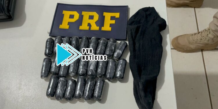 URGENTE: PRF prende passageiro de táxi que engoliu 50 capsulas de cocaína
