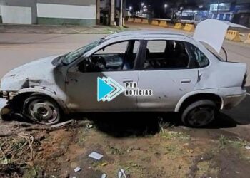 Motorista perde o controle e capota veículo depois de bater no meio fio no centro