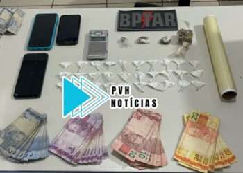 NO TEIXEIRÃO: BPTAR flagra dupla vendendo drogas para viciada na boca do Kayky