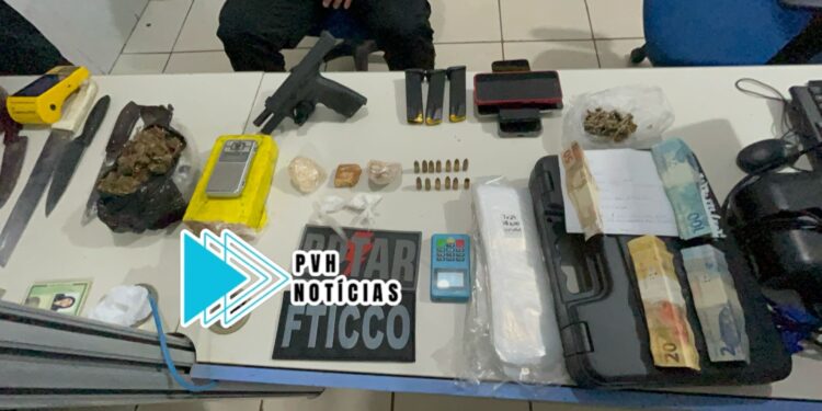 PERIGOSO: Sogro e genro são presos com drogas e arma em boca de fumo na capital