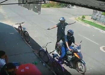 VÍDEO: Bandidos atiram e agridem adolescentes durante roubo em RO