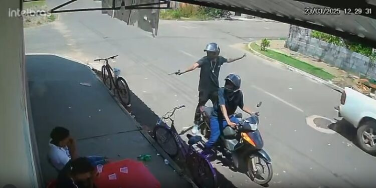 VÍDEO: Bandidos atiram e agridem adolescentes durante roubo em RO