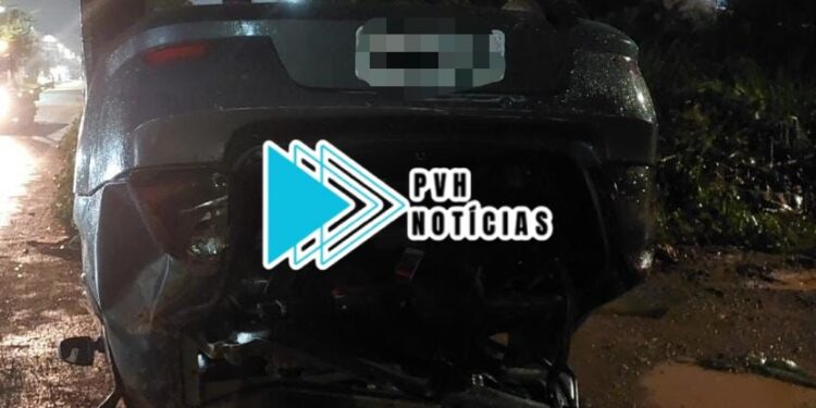 DESCONTROLADO: Carro capota e motorista fica ferido na zona leste