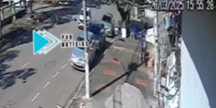 VÍDEO: Motociclista é atropelado após invadir cruzamento no centro