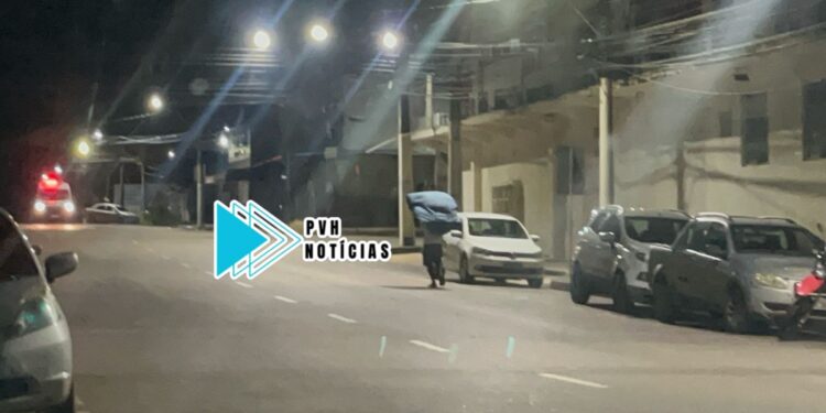 SORRATEIRO: Ladrão é flagrado carregando TV furtada no centro