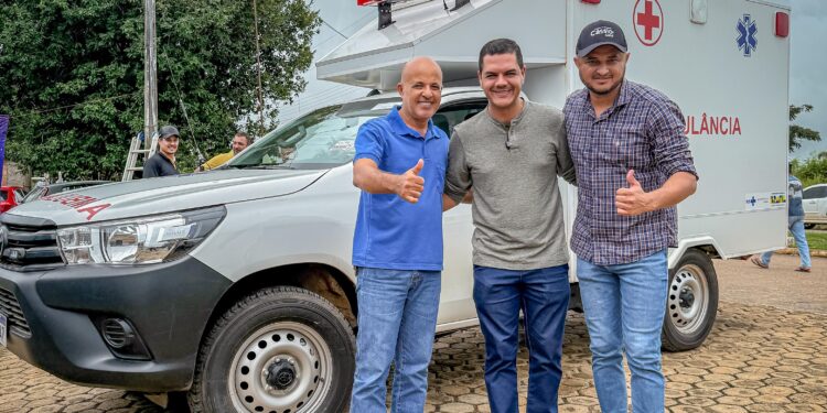 Deputado Cássio Gois entrega ambulância para reforçar atendimento de saúde em Santana do Guaporé, distrito de São Miguel