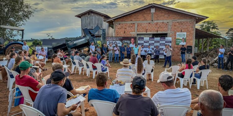 Deputado Cássio Gois entrega máquina recolhedora de café e fortalece agricultura familiar em Cacoal