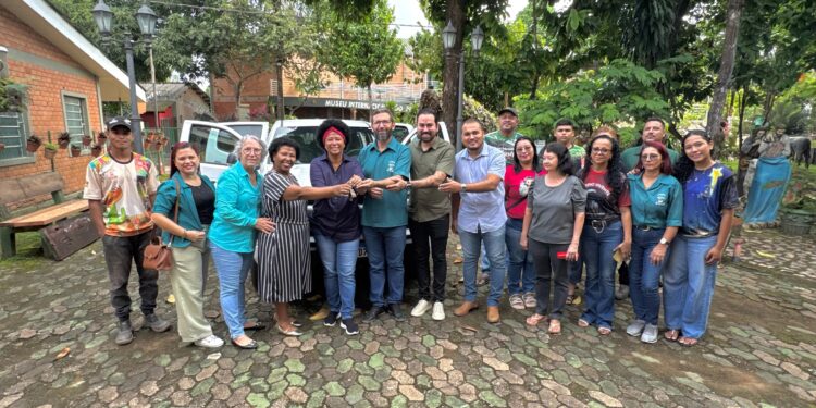 Deputado Cássio Gois e deputada federal Silvia Cristina entregam caminhonete à Associação São Tiago Maior em Porto Velho em parceria que fortalece ações sociais