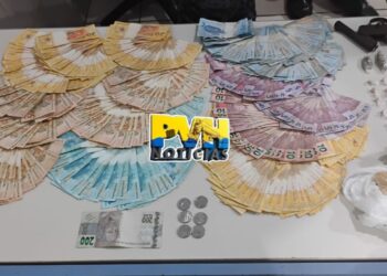 CALANGO DO CV: Força Tática flagra criminoso com arma, drogas e quase R$15 mil