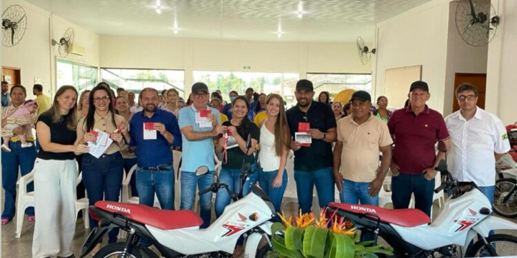 Deputado Laerte Gomes entrega mais 52 motos 0 km para ACSs de Ouro Preto D’Oeste