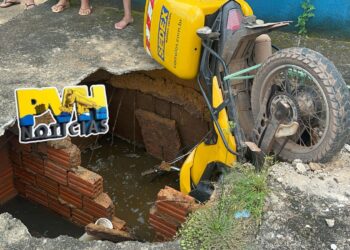 URGENTE: Funcionário dos Correios cai com moto em fossa durante entrega na zona sul da capital