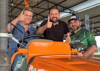 Deputado Laerte Gomes entrega escola reformada e trator agrícola para município de Monte Negro